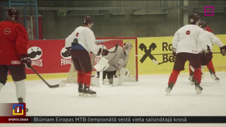 Latvijas hokeja izlase treniņu aizvada treniņu laukumā, kur gaisa temperatūra ir zem +10 grādiem
