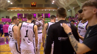 "VEF Rīga" pēdējā ceturtdaļā garantē otro uzvaru Latvijas basketbola līgas finālsērijā
