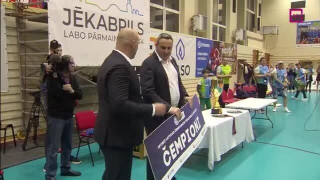 "Jēkabpils Lūši" saņem Latvijas volejbola čempionu kausu