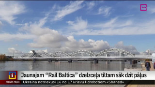 Jaunajam "Rail Baltica" dzelzceļa tiltam sāk dzīt pāļus