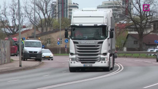 Kāpēc kravas transportlīdzekļa vadīšanas tiesības Latvijā var iegūt no 18 gadu vecuma, taču tik un tā jāgaida 21 gads?