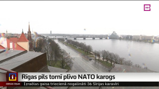 Rīgas pils tornī plīvo NATO karogs