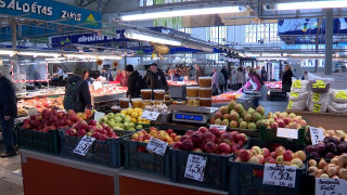 Kāpēc Rīgas Centrāltirgū dārzeņus, augļus un medu tirgo kopā ar zivīm?