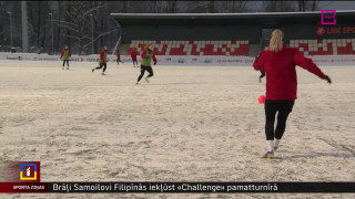 Latvijas sieviešu futbola izlase aizvada treniņu sniegotā laukumā pirms spēles ar Andoru
