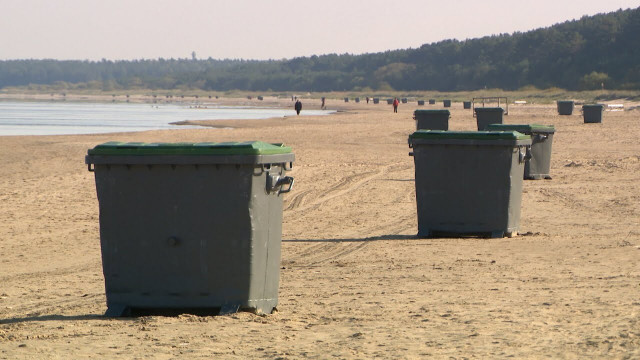 Kam Jūrmalā domāta pludmale - cilvēkiem vai milzu konteineriem?