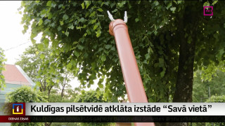 Kuldīgas pilsētvidē atklāta izstāde "Savā vietā"