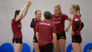 Latvijas sieviešu volejbola izlase pirms spēles ar Austrijas valstsvienību