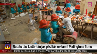 Rotaļu lāči Lielbritānijas pilsētās reklamē Padingtona filmu