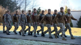 Kā jaunieši apgūst militārās iemaņas Pulkveža Oskara Kalpaka profesionālajā vidusskolā
