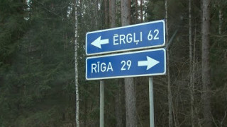 Kāpēc uz Latvijas ceļiem dažviet ir pretrunīgas un maldinošas norādes?