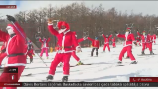 Japānā slēpo Ziemassvētku vecīši un ziemeļbrieži