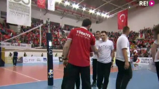 Turcijas volejbolisti nodrošina uzvaru mačā