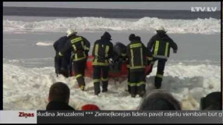Рыбаков в Юрмале и Вакарбули унесло на льдине в море. Спасены все 243 человека