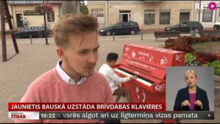 Jaunietis Bauskā uzstāda brīvdabas klavieres