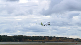 Kāpēc "airBaltic" pasažieri, kuri dodas uz Lielbritāniju, spiesti palikt Rīgā?