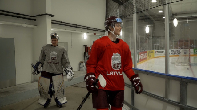 Latvijas hokeja izlase aizvadījusi ledus treniņu