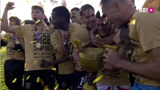 Valmiera FC saņem virslīgas čempionu kausu
