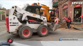 Снег растаял и на дорогах Латвии начались ремонтные работы