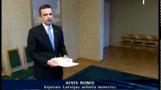 Igaunijas prezidents pasniedz ordeni Aivim Ronim