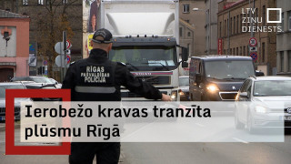 Rīgā aizliedz kravas transporta tranzīta satiksmi Pērnavas ielā