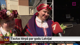 Ļaudis pošas tautas tērpos par godu Latvijai