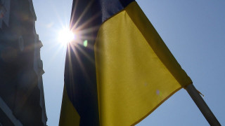 Vai Ukrainas karogā zilā krāsa drīkst būt gandrīz lillā, bet dzeltenā - olu dzeltena?
