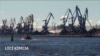 Sankciju dēļ pusgadu Rīgas līcī iestrēdzis kuģis ar minerālmēsliem