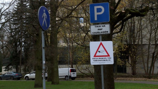 Kad tiks slēgta Rīgas Brīvostas pārvaldes ekskluzīvā stāvvieta parkā?