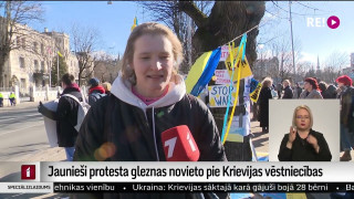Jaunieši protesta gleznas novieto pie Krievijas vēstniecības