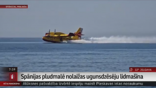 Spānijas pludmalē nolaižas ugunsdzēsēju lidmašīna