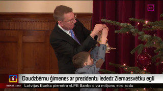 Daudzbērnu ģimenes ar prezidentu iededz Ziemassvētku egli