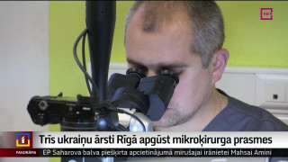Trīs ukraiņu ārsti Rīgā apgūst mikroķirurga prasmes
