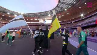 Olimpiskajā stadionā iesoļo delegāciju karognesēji