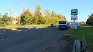 Kāpēc sabiedriskā transporta pieturvietas Rīgā ir bez soliņiem un nojumēm?