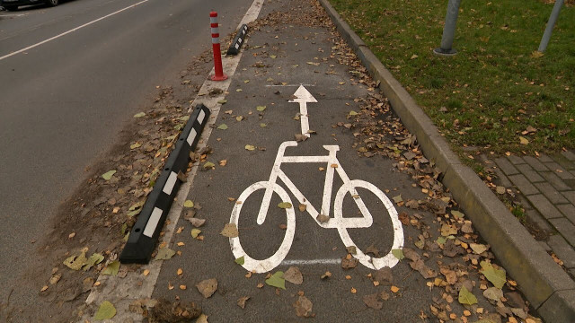 Kāpēc, tuvojoties ziemai, Rīgā likvidē autostāvvietas, lai ierīkotu velojoslas?