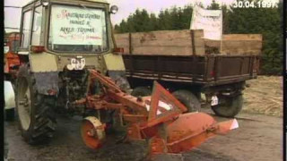 [Arhīvs] Zemnieki ar traktortehniku izbrauc uz ceļiem