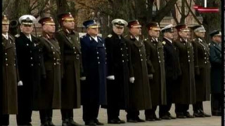 Rīgas garnizona militārā parāde pie Brīvības pieminekļa
