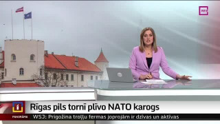 Rīgas pils tornī plīvo NATO karogs