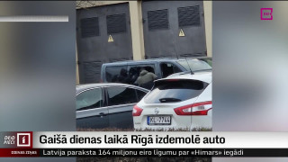 Gaišā dienas laikā Rīgā izdemolē auto