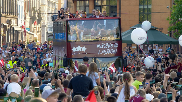 Tūkstošiem cilvēku Rīgā sagaida Latvijas basketbola izlasi