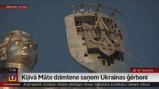 Kijivas Mātes dzimtenes piemineklī uzstādīts Ukrainas ģerbonis