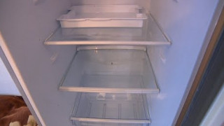 Neaiztieciet uzlīmes! To dēļ var atteikt garantijas remontu ledusskapim