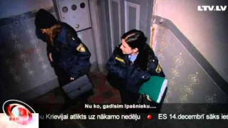 Olaines domes deputāts ar policiju runā caur durvīm