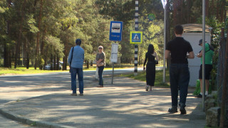 Kāpēc vairāki pasažieru autobusi nevis iegriežas Silakrogā, bet traucas garām?