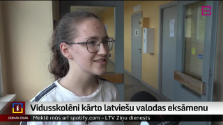 Vidusskolēni kārto latviešu valodas eksāmenu
