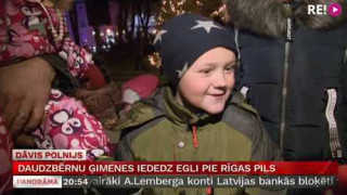 Daudzbērnu ģimenes iededz egli pie Rīgas pils