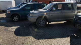 Kā Latvijas iedzīvotāji uz Ukrainu karot sūta savas automašīnas.