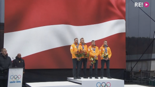Soču olimpisko zelta medaļu pasniegšana Latvijas bobsleja četriniekam