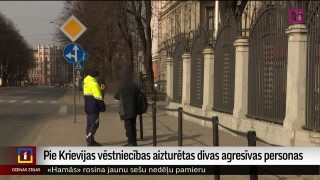 Pie Krievijas vēstniecības aizturētas divas agresīvas personas
