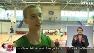 Jaunie basketbolisti trenējas ārzemju speciālistu vadībā